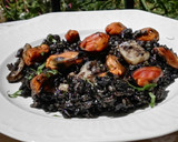 Foto del paso 10 de la receta: Arroz negro con sepia y mejillones