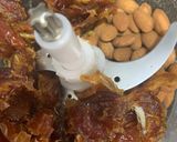 صورة لخطوة 1 من وصفة كرات التمر و اللوز