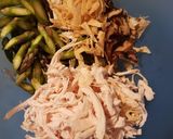 Foto langkah ke 1 dari resep Sop ayam suwir jamur asparagus.