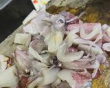 Foto langkah ke 1 dari resep Tumis Cumi Jamur Kuping.