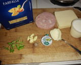 Foto del paso 1 de la receta: Pasta farfalle en salsa blanca con jamón y queso