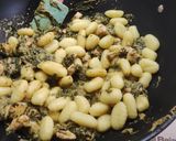 Foto del paso 8 de la receta: Ñoquis con pechuga de pavo, espinacas y queso crema