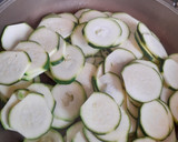 Foto del paso 1 de la receta: Mini tartas saladas de calabacín y ajetes