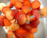 Foto langkah ke 1 dari resep Es sarang burung strawberry.