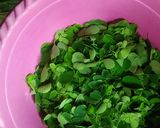 Foto langkah ke 2 dari resep Sayur Bening Daun Kelor.