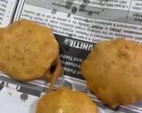 A picture of step 7 of Aloo k pakoray.