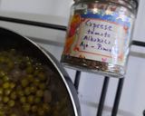 Foto del paso 3 de la receta: Bifecitos en sartén con arvejas huevo y salsa