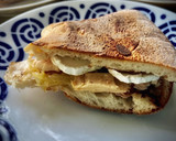 Foto del paso 4 de la receta: Bocadillo caliente de rulo cabra con bonito y cebolla caramelizada