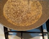Foto del passaggio 5 della ricetta Spaghetti alle biete acciughe e sesamo tostato