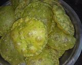 A picture of step 5 of Palak (Spinach) Puris.