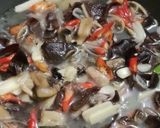 Foto langkah ke 4 dari resep Tumis Kangkung Duo Jamur.