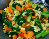 Foto langkah ke 5 dari resep Tumis wortel sawi daging.