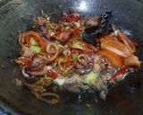 Foto langkah ke 4 dari resep Tumis cumi asin ikan teri.