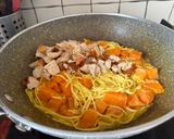 Une image de l'étape 3 de Curry de poulet, pâtes et patates douces.