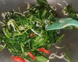Foto langkah ke 3 dari resep Tumis Kangkung Saos Tiram.