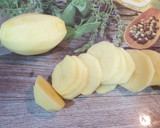 Foto del paso 3 de la receta: Cuartos traseros de pollo al horno con patatas panaderas
