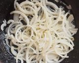 Foto del paso 3 de la receta: Matambre de res tiernizado a la pizza con cebolla caramelizada