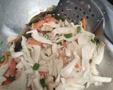 Foto langkah ke 4 dari resep Tumis ayam wortel jamur tiram.