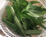 รูปขั้นตอนการทำที่ 1 ของ ยำผักบุ้งกรอบ🌱