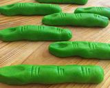 Foto del paso 3 de la receta: Dedos de zombie 🧟‍♂️