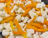 Une image de l'étape 1 de Gratin de pâtes au chou-fleur et carottes.