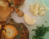Foto del paso 9 de la receta: Coca con Rovellons, Alcachofas y Gambas