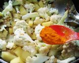 A picture of step 4 of Aloo gobhi.