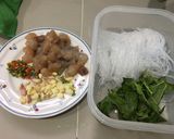 รูปขั้นตอนการทำที่ 1 ของ กะเพราวุ้นเส้นกุ้งสับ