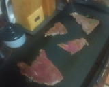 Foto del paso 3 de la receta: Filetes de ternera adobados a la plancha con plátano y papas