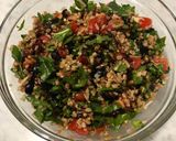 Foto del passaggio 6 della ricetta Insalata di farro con olive, pomodorini, rucola e grana padano 🍅🌱