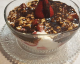 Foto del paso 3 de la receta: Fresas con cuajada, salsa de chocolate y almendras