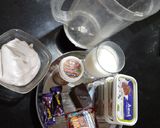 A picture of step 1 of KitKat hazelnut shake.