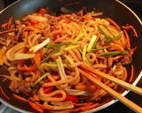 Hình bước làm 2 của món Udon xào thịt bò