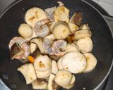 Gambar langkah 2 resipi King Oyster Mushrooms Stir Fry.