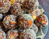 A picture of step 4 of Dates and Coconut Ladoo.