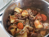 Estofado hambriento de pollo y carne