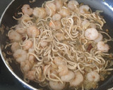 Foto del paso 4 de la receta: Espaguetis negros con gulas y gambas