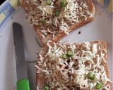 A picture of step 3 of Chilli cheese toast.