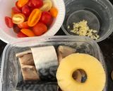 Hình bước làm 1 của món Cá nục - mackerel kho cà chua và thơm
