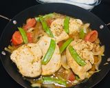 Foto del paso 4 de la receta: Filetes de Pechuga de Pollo Encebollado 🧄🧅🍅🌿