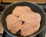 Foto del passaggio 3 della ricetta Saltimbocca di pollo con prosciutto e salvia