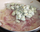 Foto del paso 2 de la receta: Gratinado de habas, pasta y atún