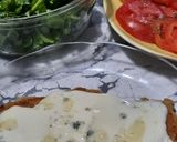 Foto del paso 8 de la receta: Milanesas al horno con mozzarella y queso azul - rúcula y tomates