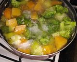 Foto del paso 2 de la receta: Ensalada de verduras y pollo hervidos
