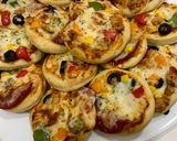 صورة لخطوة 3 من وصفة ميني بيتزا مشكله 🍕🍕