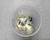 Foto del paso 3 de la receta: Queso untable sabor Roquefort 🧀✅| Fácil y rápido | Paso a paso 🔥🍞