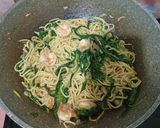 Foto langkah ke 4 dari resep Mie Kangkung Udang.