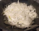 Foto del paso 1 de la receta: Huevos con cebolla frita