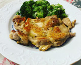 Foto del paso 6 de la receta: Muslo de pollo a la plancha con guarnición de brócoli salteado