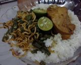 Foto langkah ke 7 dari resep Oseng Mie Kacing Pedas Manis.